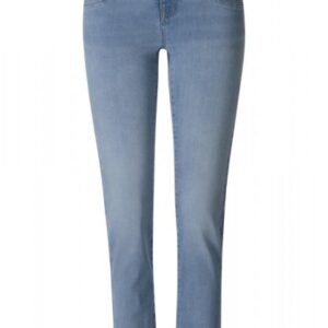 Legere Jeans mit mittlerer Leibhöhe und schmalem Beinverlauf Modell im 5PocketDesign Ziernähte an den Vorder und an den Gesäßtaschen Material 82% Baumwolle 16% Polyester 2% Elasthan