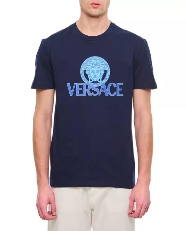 Medusa Frontalaufdruck. Versace Logo Druck. Kurze Ärmel. Rundhalsausschnitt. Farbe: Blau.