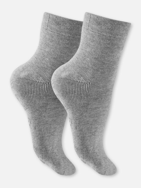 Die besonders weichen Socken in Graumele sind perfekt für zu Hause oder die Yogaeinheit geeignet. ABS Noppen sorgen für optimale Rutschfestigkeit und sind zusätzlich ein liebevolles Detail. Perfekt kombinierbar zu vielen Homewear Serien der Kollektion!