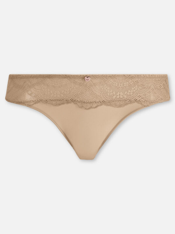 Verführung aus Spitze: Ob im Alltag oder für besondere Anlässe - die feine Spitze der Lace Deluxe überzeugt mit zeitloser Eleganz. Der Minislip aus Mikrofaser und Spitze ist besonders schmeichelhaft und angenehm zu tragen. Das Model misst 180 cm und trägt die Konfektionsgröße DE 36. Dekolleté: 85 cm