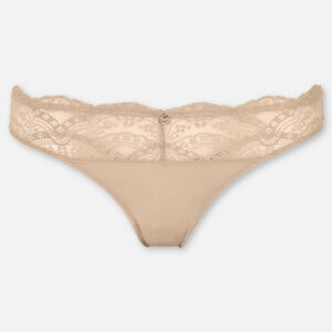 Verführung aus Spitze: Ob im Alltag oder für besondere Anlässe - die feine Spitze der Lace Deluxe überzeugt mit zeitloser Eleganz. Der String aus Mikrofaser und Spitze ist besonders schmeichelhaft. Das Model misst 180 cm und trägt die Konfektionsgröße DE 36. Dekolleté: 85 cm