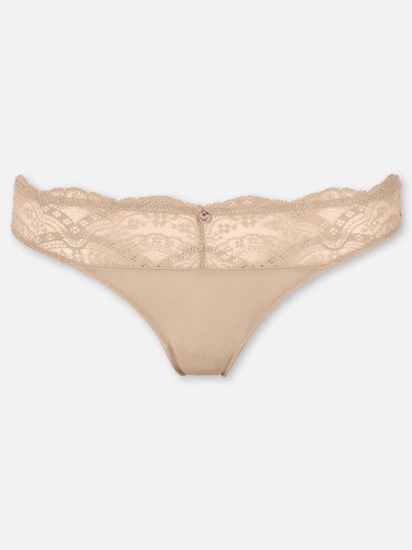 Verführung aus Spitze: Ob im Alltag oder für besondere Anlässe - die feine Spitze der Lace Deluxe überzeugt mit zeitloser Eleganz. Der String aus Mikrofaser und Spitze ist besonders schmeichelhaft. Das Model misst 180 cm und trägt die Konfektionsgröße DE 36. Dekolleté: 85 cm