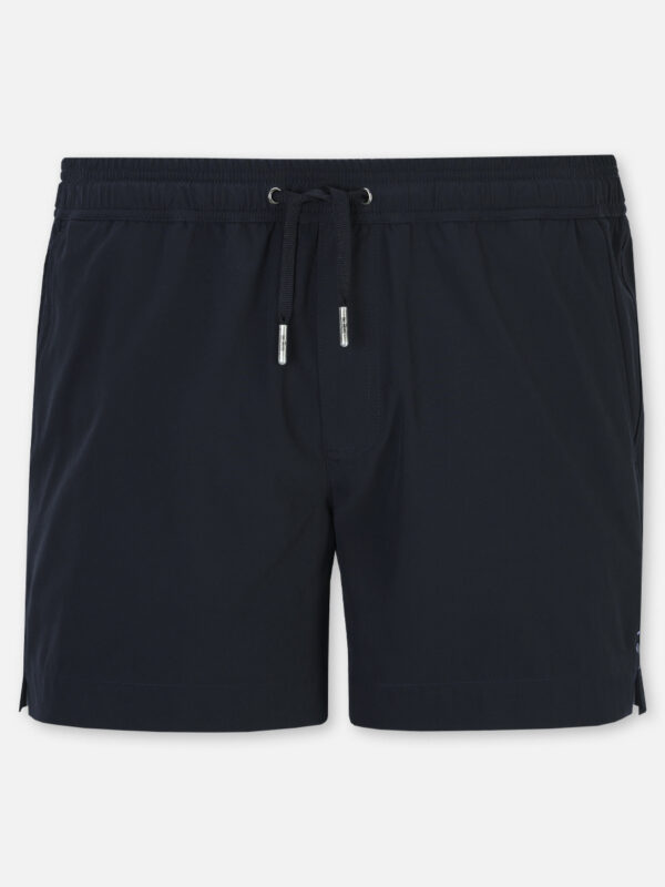 Die sportliche Badeshorts versprüht sommerliches Feeling. Sie ist aus einer hochwertigen