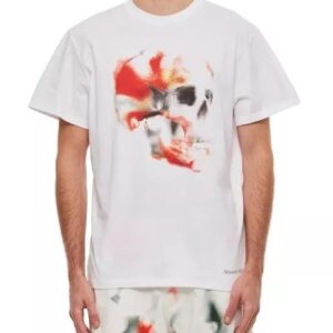 Dieses T-Shirt mit Rundhalsausschnitt von Alexander McQueen zeigt einen auffälligen Totenkopf-Print auf der Vorderseite mit leuchtenden Farben. Es eignet sich perfekt für lässige Outfits oder Streetwear-Ensembles und ist ein einzigartiges Statement-Piece.- Zusammensetzung: 100'%' Baumwolle- Kurzarm-Design