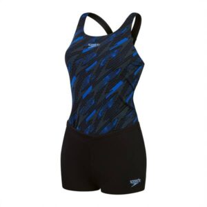 Mit HyperBoom-Logoprints setzt du modische Akzente. Dieser sportliche HyperBoom Tankini ist eine Hommage an unsere traditionellen Grafiken und präsentiert unseren evolutionären HyperBoom-Logoprint in lebendigen Blau- und Grautönen. Das Racerback-Design unterstützt die Schulterbewegungen während des Trainings und der gefütterte Unterbrustbereich sorgt für leichten Halt. Die Boyfriend-Shorts bieten mehr Bedeckung als herkömmliche Slips und verfügen über einen internen Kordelzug für einen sicheren Sitz. Dieses Modell wird aus unserem strapazierfähigen Endurance+ Material gefertigt