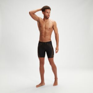 Mit unserer eleganten neuen schwarzen Schwimmhose mit schlichter Liniengrafik an den Beinen