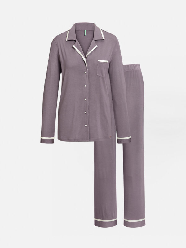 Traumhaftes Mauve trifft auf klassischen Stil im Pyjama-Set der Premium Chic Serie. Der besonders weiche TENCEL™ Modal Stoff sorgt für höchsten Komfort und ein angenehmes Tragegefühl. Dezente weiße Akzente und Knöpfe sowie der Reverskragen und die durchgehende Knopfleiste verleihen diesem Set einen edlen und comfy Look.