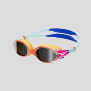 Unsere Biofuse Junior Schwimmbrille ist jetzt noch besser. Wir präsentieren die bunte neue Biofuse 2.0 Junior Schwimmbrille mit verspiegelten Gläsern. Dank der bewährten Speedo Biofuse®-Technologie bietet sie jetzt