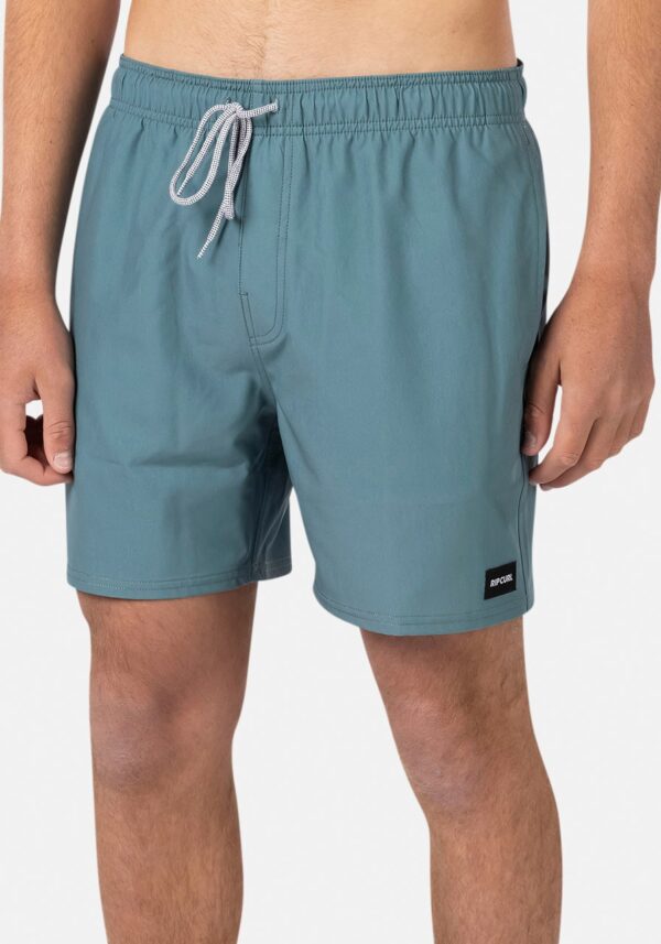 Für neue Outfit-Ideen: Die funktionelle Herren-Boardshorts von Rip Curl. Kombinierbar für entspannte Tage Zuhause oder unterwegs.