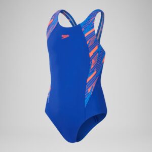 Legendärer Speedo-Stil. Dieser sportliche blaue Muscleback Badeanzug ist eine Hommage an unsere alten Grafiken und präsentiert eine geschwungene Passe mit unserer evolutionären HyperBoom-Grafik in Gelb- und Blautönen. Das Muscleback Modell ist perfekt für längere Schwimmeinheiten. Das Design bietet deinem Kind beim Schwimmen optimale Bewegungsfreiheit. Unser EnduraFlex Gewebe ist eine hervorragende Wahl für häufige Trainingseinheiten