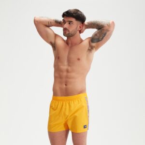 Unsere Badeshorts im Retro-Stil mit 13-Zoll-Style bringen frischen Wind in deinen Beach-Look. Mit ihrer trendigen Passform und der kürzeren Länge bringt diese verblasste gelbe Badeshorts einen Hauch von Stil an den Strand und verfügt über ein modisches Band mit unserem von Blättern inspirierten Print an den Seiten.  Das leichte Modell ist bequem im Wasser und an Land zu tragen und verfügt über eine Gesäßtasche mit Drainage und einen Tunnelzugbund für einen sicheren Sitz. Die in diesem Produkt verwendeten Nylongarne werden zu 100 % aus Abfällen hergestellt