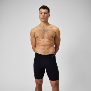 Klassisches Sport-Styling. Wir haben die Speedo-Designarchive für die neue marineblaue Hyper Boom Schwimmhose mit Passe durchsucht