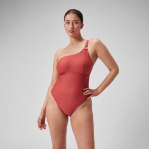 Dieser ziegelrote Badeanzug mit asymmetrischer Silhouette versprüht Glamour am Pool. Er verfügt über ein raffiniertes einschultriges Design und eine atemberaubende Schnürung am Rücken für eine individuelle Passform. Das schicke Design wird durch einen geprägten Goldring am verstellbaren Träger und abnehmbare BH-Pads für Halt und Formgebung abgerundet. Silikonkanten tragen dazu bei