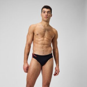 In dieser schwarzen Tech Badehose (7 cm) mit dezentem Panel-Print in Rot und Grau ziehst du beim Training alle Blicke auf dich. Die Badehose bietet hohe Bewegungsfreiheit und verfügt über einen Tunnelzugbund für einen verstellbaren Sitz