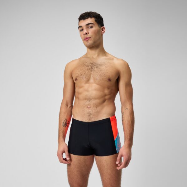 Schlichtes Styling fürs tägliche Schwimmtraining. Die Dive Aquashorts aus unserer beliebten Classics-Kollektion sind ein absoluter Speedo-Favorit. Sie eignen sich perfekt für das tägliche Training und verfügen über zweifarbige Seiteneinsätze und einen Tunnelzugbund für eine bequeme Passform. Unser EnduraFlex Material ist ideal für regelmäßiges Schwimmen. Es bietet eine höhere Chlorbeständigkeit als herkömmliche Badebekleidung und sitzt dank CREORA® HighClo™ länger wie neu. Darüber hinaus werden Nylongarne im EnduraFlex Material zu 100 % aus Abfällen hergestellt