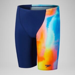 Mit den satten Farbwirbeln und dem asymmetrischen Design ist diese Schwimmhose mit V-Schnitt stylisch und dezent. Das Modell mit V-förmigem Einsatz garantiert besten Tragekomfort und der innenliegende Kordelzug sorgt bei jungen Schwimmern für eine optimale Passform. Unser EnduraBrite Material wurde für alle Wasserabenteuer entwickelt und bietet eine höhere Chlorbeständigkeit als herkömmliche Bademodestoffe. Es hat eine hervorragende Farbleistung und sitzt dank CREORA® HighClo™ länger wie neu. Zum Teil aus recycelten Plastikflaschen hergestellt – die Polyestergarne im EnduraBrite Material bestehen zu 100 % aus Post-Consumer-Abfällen.