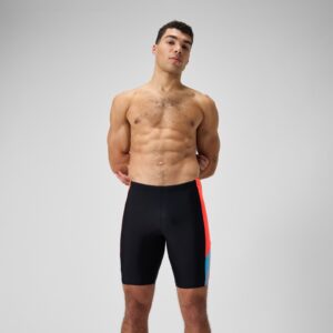 Schlichtes Styling fürs tägliche Schwimmtraining. Die Dive Schwimmhose aus unserer beliebten Classics-Kollektion ist ein absoluter Speedo-Favorit. Sie eignet sich perfekt für das tägliche Training und verfügt über zweifarbige Seiteneinsätze und einen Tunnelzugbund für eine bequeme Passform. Unser EnduraFlex Material ist ideal für regelmäßiges Schwimmen. Es bietet eine höhere Chlorbeständigkeit als herkömmliche Badebekleidung und sitzt dank CREORA® HighClo™ länger wie neu. Darüber hinaus werden Nylongarne im EnduraFlex Material zu 100 % aus Abfällen hergestellt