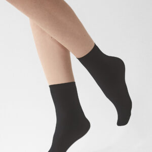 Setzen Sie auf zeitlosen Stil mit den Trendy Basic Rib Socken in Schwarz. Diese absoluten Basics mit zarter