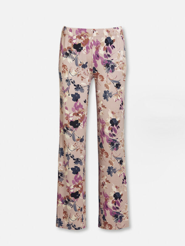 Mit einem traumhaften Wasserfarbendruck in Mauve wird die Hose der Artful Flowers Serie zum Highlight. Der besonders weiche TENCEL™ Modal Stoff bietet höchsten Komfort und eine bequeme Passform. Ideal zum Kombinieren mit dem passenden Shirt.