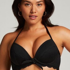 Dieses Bikinitop ist das perfekte Basic Item! Es hat eine Muschelkante. Dieses Bikinitop hat einen Push-up-Effekt. Mit den passenden Artikeln kombinierbar. Vorgeformt Mit Bügel Auch in größeren Körbchengrößen erhältlich Die Größen A bis D bieten einen zusätzlichen Push-up-Effekt Hoher Support Das Außengewebe ist zu 80 % aus recyceltem Polyamid hergestellt Das Futter ist zu 89 % aus recyceltem Polyester hergestellt