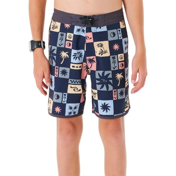 **Die Mirage Owen SWC Boardshorts sind die ultimativen Stretch-Boardies für Jungen.** Diese nachhaltig hergestellten Boardies aus recyceltem Mirage Core-Gewebe mit Vier-Wege-Stretch sind mit einer Beinlänge von 43 cm besonders leicht. Eine wasserabweisende DWR-Imprägnierung sorgt für schnelles Trocknen und einen echten Komfort nach dem Surfen. Designt mit einem wunderschönen Patchwork-Symbol-Yardage-Print und einem kontrastreich abgesetzten Taillenbund.