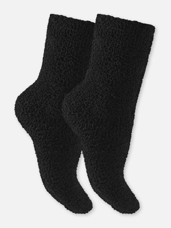 Die kuschelig weichen Socken in Flieder oder Schwarz sind der perfekte Partner für kühle Frühlingstage auf dem Sofa. Wohlfühlen garantiert! Perfekt kombinierbar zu der Nachtwäsche Serie Boho Nights!