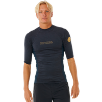 **Genieße die sonnenverwöhnten Tage mit dem kurzärmeligen Dawn Patrol UV-Shirt.** Dieses kurzärmelige UV-Shirt im Performance Fit bietet einen UV-Schutzfaktor von 50+