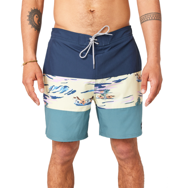 ### In dieser Boardshorts bist Du der Hingucker am Strand! Trendy Boardshorts für Herren aus Stretchmaterial und mit einem Logo aus Metall.