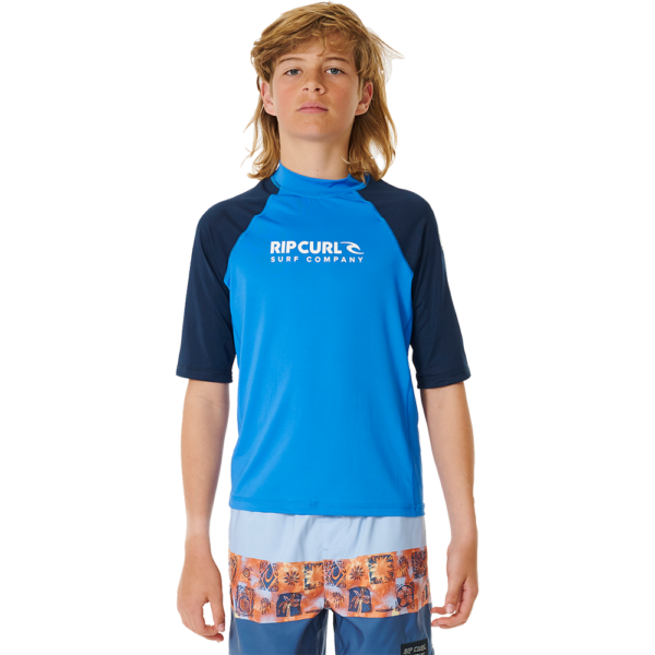 **UV-Shirt mit Sonnenschutz UPF 50+UV.** Mit Ripcurl Druck auf der Vorderseite und elastischer Schnalle für Deine Boardshorts.