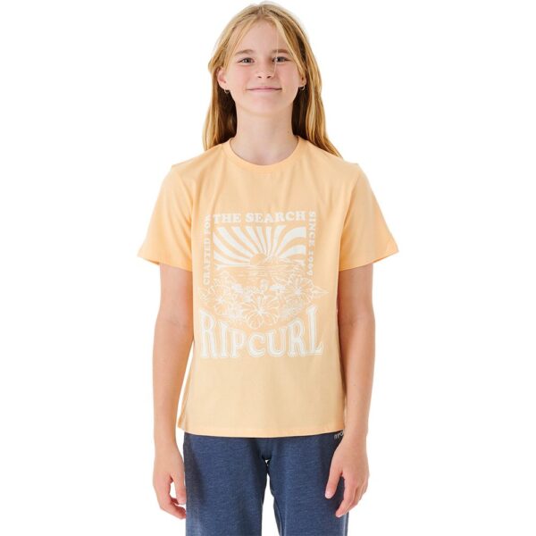 **Das Tropical Sunset Tee ist ein wundervolles T-Shirt für Mädchen aus Bio-Baumwolle mit einem coolen Print vorne.** Designt im Standard Fit für eine passgerechte Silhouette.