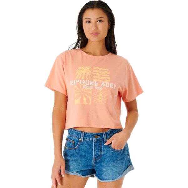 **Das Always Summer Crop Tee ist ein supercooles T-Shirt aus Bio-Baumwolle in einer hellen Korallenfarbe mit tropischen Motiven und einem lustigen Print vorne.** Der kurze Crop Fit ist perfekt für den Sommer.