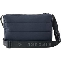 Weekend Travel Sling BagErlebe den ultimativen Komfort und Stil mit der Reisetasche Weekend Sling Bag. Mit einer Fronttasche mit Reißverschluss für einfachen Zugriff und einer gepolsterten Polsterung für zusätzlichen Schutz ist diese Tasche der perfekte Begleiter für alle deine Wochenendtrips.