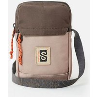 Die Search Slim Pouch ist eine elegante Tasche aus Polyester mit mehreren Fächern und einem verstellbaren Schultergurt