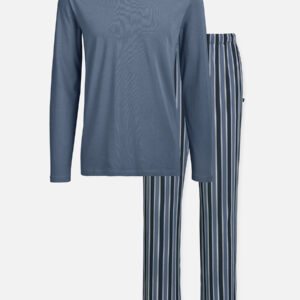 Der Alpin Stripe Pyjama in Blau verbindet modernen Stil mit höchstem Tragekomfort. Das langärmelige Oberteil mit Knopfleiste und eleganter Brusttasche passt perfekt zur gestreiften Hose mit praktischen Seiteneingriffstaschen. Hergestellt aus weicher Baumwolle-Elasthan Qualität