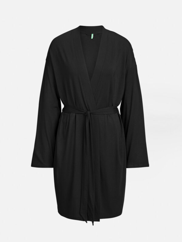 Tiefes Schwarz macht den Basic Morgenmantel der Morning Robe Serie zu einem stilvollen Hingucker. Der besonders weiche TENCEL™ Modal Stoff sorgt für höchsten Komfort und ein angenehmes Tragegefühl. Ideal kombinierbar mit zahlreichen Dessous-Serien aus der Mode- und Basic-Kollektion