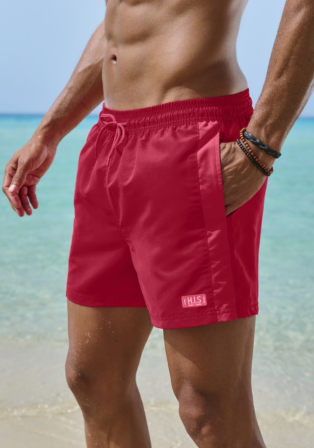 Badeshorts von H.I.S mit Kontraststreifen. Elastischer Tunnelzugbund mit sichtbarer Kordel. Gesässtasche mit Klettverschluss. Mesh-Slip mit Innentasche. Gerade Passform. Weiche Microfaserqualität mit recyceltem Polyesteranteil.