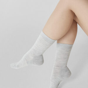 Atmungsaktiv und feuchtigkeitsregulierend durch Merino Wolle und TENCEL™ Lyocell. Die Soft Balance Socken in Grauton bieten verstärkte Hoch- und Nachferse sowie eine verstärkte Fußspitze für extra Langlebigkeit und Komfort. Perfekt für den Alltag!