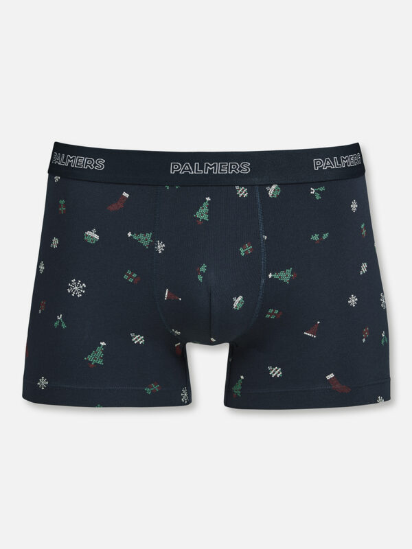 Weihnachtlicher Print in Dunkelblau trifft auf super softe Baumwollqualität. Die Merry Pants bieten mit ihrem längeren Bein eine perfekte und formbeständige Passform. Flach verarbeitete Nähte sorgen für höchsten Tragekomfort. Perfekt als Geschenk