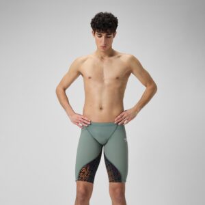 Trage unsere Fastskin LZR Ignite Schwimmhose in Flammenrot mit einem auffallenden Karomuster. Unsere LZR Ignite-Anzüge sind so konzipiert