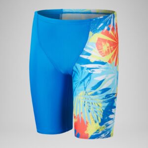 Bringe mit unserer Schwimmhose mit V-Schnitt und asymmetrischem Surfer-Print in Blau Retro-Flair an Pool und Strand. Das Modell mit V-förmigem Einsatz garantiert besten Tragekomfort und der innenliegende Kordelzug sorgt bei jungen Schwimmern für eine optimale Passform. Unser EnduraBrite Material wurde für alle Wasserabenteuer entwickelt und bietet eine höhere Chlorbeständigkeit als herkömmliche Bademodestoffe. Es hat eine hervorragende Farbleistung und sitzt dank CREORA® HighClo™ länger wie neu. Zum Teil aus recycelten Plastikflaschen hergestellt – die Polyestergarne im EnduraBrite Material bestehen zu 100 % aus Post-Consumer-Abfällen.