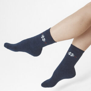 Winterly Socks: Erleben Sie ultimativen Komfort und Stil mit einem trendigen dunkelblau-bunten Design. Diese Serie bietet eine Doppelpackung: ein Paar mit lebhaftem Allover-Muster und ein Uni-Paar mit funkelndem Stern. Perfekt für alle Schuhgrößen und ideal für gemütliche Abende zuhause oder als stylishe Accessoires für unterwegs.