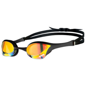 Arena Schwimmbrille Cobra Ultra Swipe Mirror: Ein Muss für jeden Wettkampf-Schwimmer - Mit der Schwimmbrille Cobra Ultra Swipe Mirror von Arena sind Schwimmer bestens für den Wettkampf ausgestattet. Durch das hydrodynamische Design garantiert die Brille geringsten Wasserwiderstand. Die harten High-Performance Gläser aus stoßfestem Polycarbonat mit glatter Oberfläche sorgen für ein klares Sichtfeld. Die zusätzliche Verspiegelung der Wettkampfschwimmbrille bietet einen ausgezeichneten UV-Schutz und eignet sich ebenfalls für das Schwimmen im Freien. Die Wettkampf-Schwimmbrille hat zudem 5 austauschbare Nasenstege