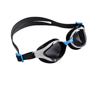 Arena Schwimmbrille Air Bold Swipe: Mit dieser Brille stehen Sie nicht im Nebel - Die Arena Schwimmbrille Air Bold Swipe punktet mit ihrer Passgenauigkeit. Sie schmiegt sich nahtlos ans Gesicht an und passt zu jeder Kopfform. Damit ist sie besonders für die Nutzung in Schwimmvereinen geeignet. Durch die Kombination des Air Seals Waben Designs mit der Swipe Anti-Fog-Technologie bleibt die Sicht länger klar. Laut Hersteller bis zu zehnmal länger als bei anderen Anti-Fog-Lösungen. Sollte sich ein leichter Schleier mit der Zeit ankündigen