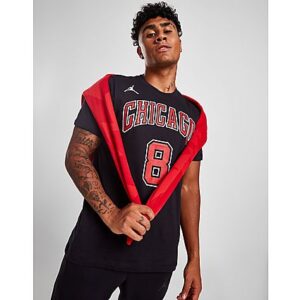 Repräsentiere dein Team jederzeit mit diesem NBA Chicago Bulls LaVine #8 Statement T-Shirt für Herren von Jordan. Dieses T-Shirt mit normaler Passform in schwarzer Farbe ist aus weichem Baumwollstoff für den täglichen Komfort geschnitten. Es hat kurze Ärmel mit einem gerippten Rundhalsausschnitt für zusätzlichen Stretch und ist mit LaVine #8 auf der Rückseite bedruckt