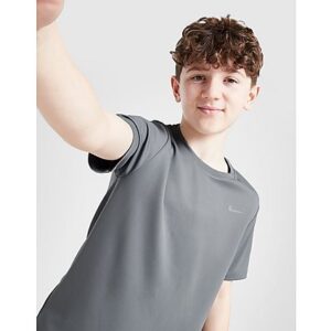 Füllen Sie Ihre Trainingsutensilien auf und machen Sie sich auf den Weg mit diesem Miler-T-Shirt für Kinder von Nike. Dieses leichte Oberteil in der Farbe Smoke Grey hat einen Rundhalsausschnitt und kurze Ärmel für eine entspannte