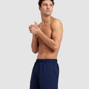 Schlichte Badehosen wie unsere Fundamentals Herrenboxershorts sind eine sehr vielseitige Option für den Strand. Diese einfarbige Hose dient sowohl aus Badehose als auch als Freizeitbekleidung. Durch die elastische Taille lässt sie sich leicht an- und ausziehen. Gepeachte Stoffe fühlen sich weich auf der Haut an und sorgen für lang anhaltenden Tragekomfort. Dieser innovative Stoff besteht aus 100 % recyceltem Polyester. Trag ihn unbesorgt an aktiven Tagen am Meer.Für zusätzlichen Tragekomfort und Halt mit Innenslip ausgestattet.100 % recycelter Stoff. Verantwortungsvoll gewonnene Textilien