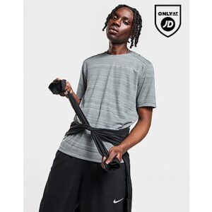 Geh noch einen Schritt weiter mit dem Nike Miler 1.0 T-Shirt für Herren. Dieses Oberteil ist in der Farbe Smoke Grey gehalten und besteht aus leichtem