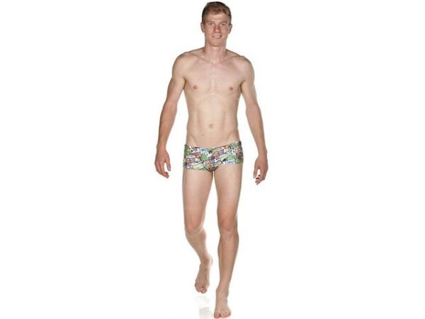 Die hüftig geschnittene ARENA Badehose Summer Comics Low Waist mit stylischem Allover Print ist perfekt geeignet für alle Trainingsbegeisterten