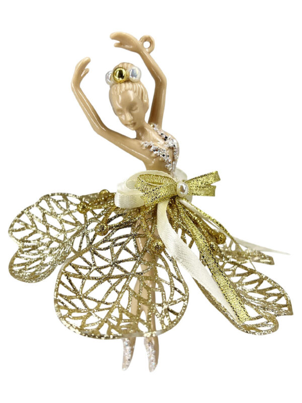 Erwecken Sie den Zauber des Balletts mit unserer mittelgroßen Ballerina-Christbaumschmuck. Diese grazile Figur verleiht Ihrem Weihnachtsbaum eine anmutige und elegante Note. Ein bezauberndes Detail für eine festliche und stilvolle Weihnachtsatmosphäre. Maße: 13cm