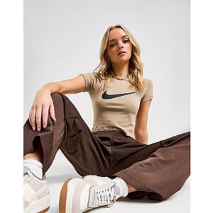 Frischen Sie Ihre Basics mit diesem Street-Cropped-T-Shirt für Damen von Nike auf. Dieses eng anliegende T-Shirt in der Farbe Khaki besteht aus einem weichen